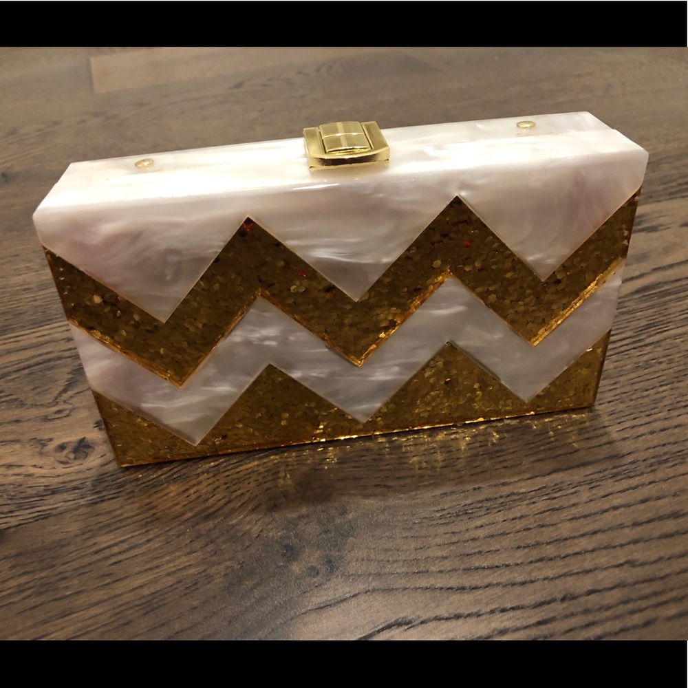 Purse that can be a clutch or over the shoulder.
